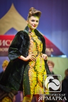 На модели - Новоторжская норка и платье из ивановского ситца.
